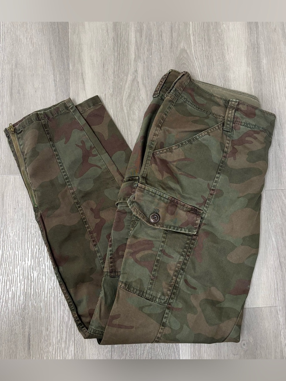 Old Navy Green Camo Cargo Pants Ankle Zip Women’s Size 12
